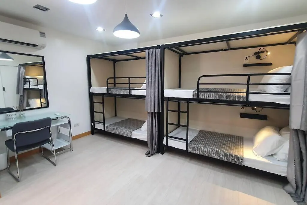 Travelers Inn - Cozy Capsule Bunks, Makati Manila 0*,  Filipinas
